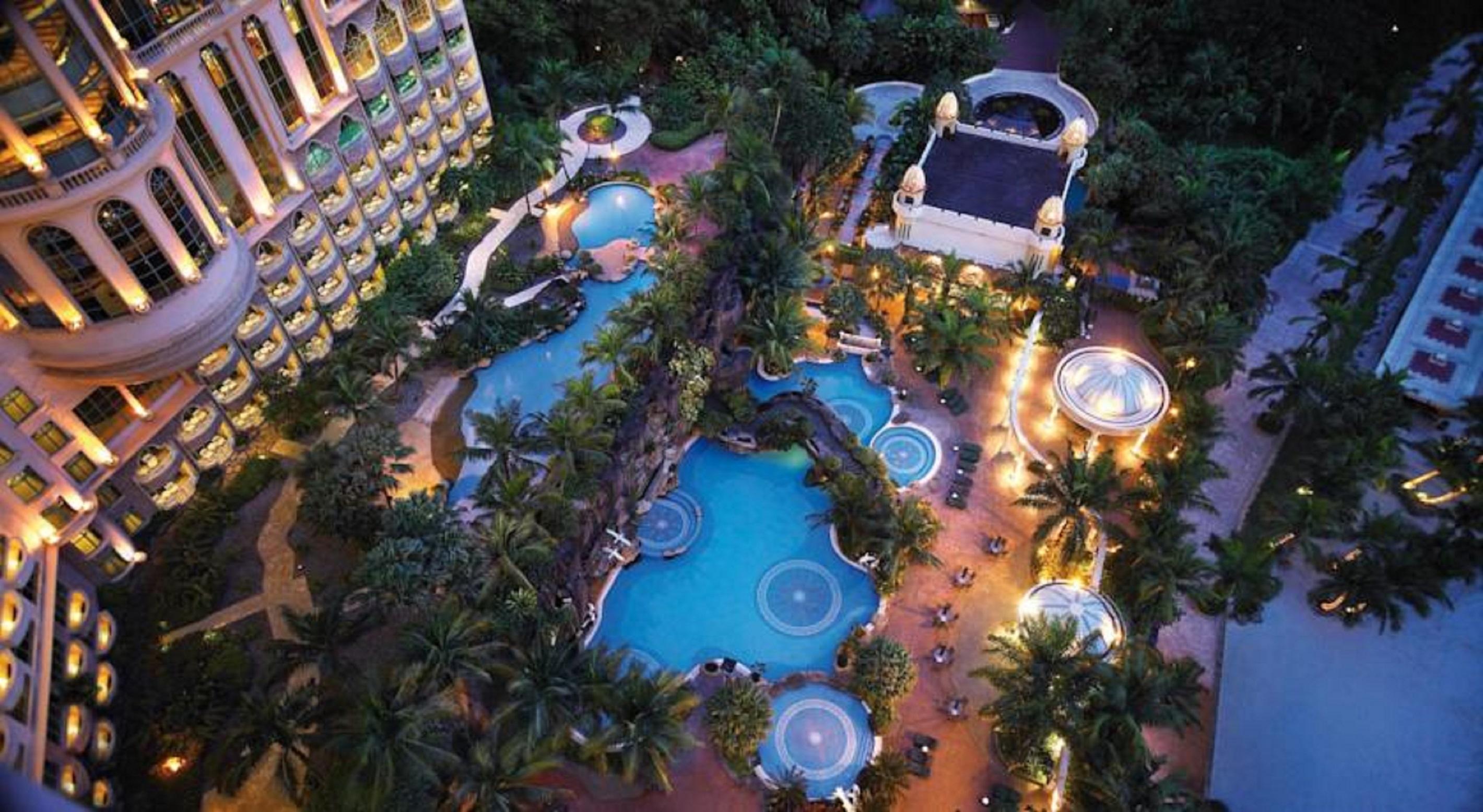 Sunway Resort Hotel Petaling Dzsaja Kültér fotó The pool at the Shangri-La Kuala Lumpur
