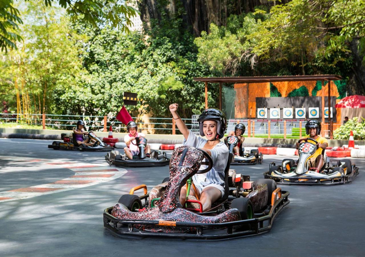 Sunway Resort Hotel Petaling Dzsaja Kültér fotó Kart racing at the park